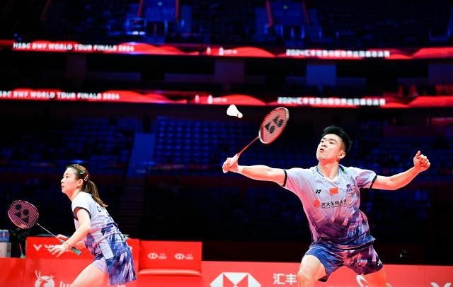 （体育）（9）羽毛球——世巡赛总决赛：郑思维_黄雅琼不敌蒋振邦_魏雅欣XxjpseC007181_20241211_PEPFN0A001.jpg