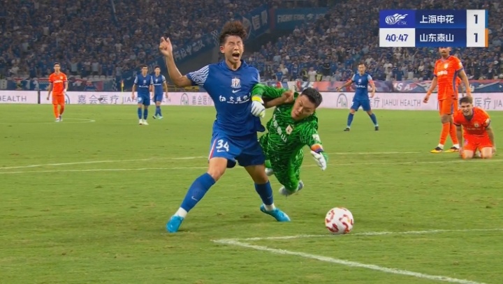 刘诚宇抢出机会被放倒！王大雷扑救抢球送点，吴曦点射破门！
