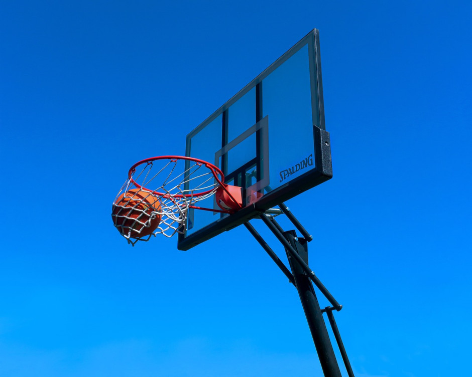 恭喜！CBA全明星邹阳官宣女儿出生妻子曝光是大7岁水均益爱女